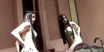 Comely Catalina at solo scene