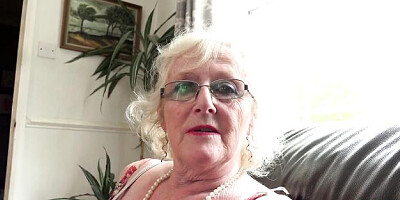 Nice-looking Claire's busty gilf clip
