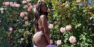 Alluring ebony model gets naked outdoors and reveals her big natural curves