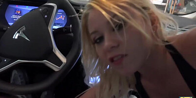 Marsha May petite blonde veut baiser dans une voiture