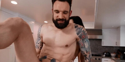 Pizza and sex in the kitchen make the day of the sultry Latina
