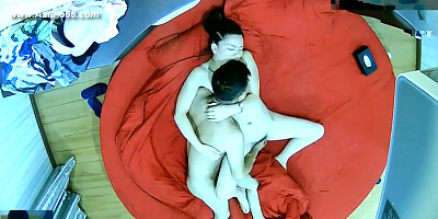 Hackers use the camera to remote monitoring of a lover's home life.283_2