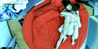 Hackers use the camera to remote monitoring of a lover's home life.283_2