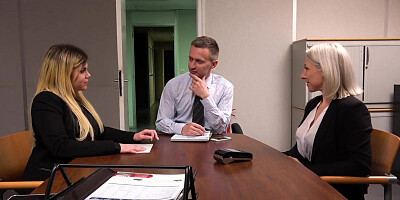 Clementine,20 Ans... Secretaire Libertine / Clementine,20 Years Old... Swinging Secretary - La Banane Prod - Doryann Marguet, Melissa Benz, Julie Holly, Clementine Marceau, Rick Angel