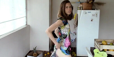 Female doesn't hurry to cum with vegetables in vagina