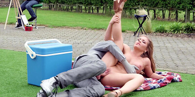 Human statue fucks a beautiful slut in a public park