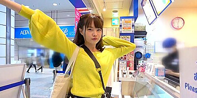 裏筋舐めながら上目遣いでチンポを咥えるスレンダー美少女