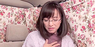 02D2022-Picking up and caressing a first-class celebrity mature woman