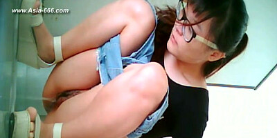 chinese girls go to toilet.82
