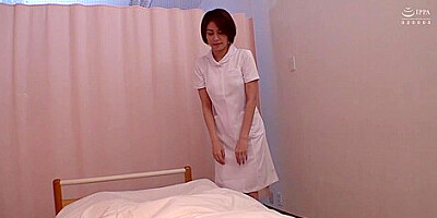 痴女すぎる看護師さんが夜にこっそり患者に跨り問答無用で騎乗位腰振りハードピストン