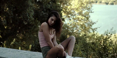 Bored model with a skinny body decides to make herself cum