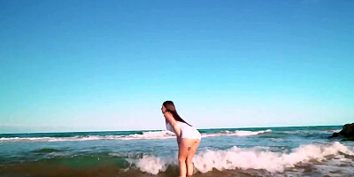 Bald guy copulates with Latina minx on the secluded beach