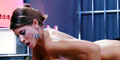 Busty tanned brunette Madison Ivy gives Toni Ribas a massage