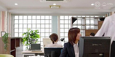 OLが出張先のホテルで上司と激しいセックスを繰り広げる
