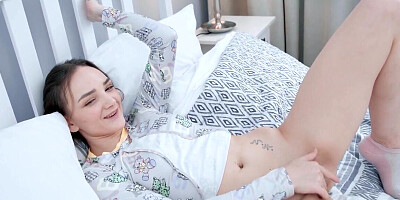 Gorgeous bruentte Olivia Trunk is bored so she cums