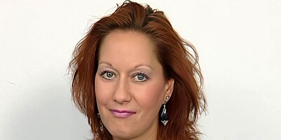 Brunette In Schwarzer Strumpfhose Fickt Dildo Vor Der Kamera