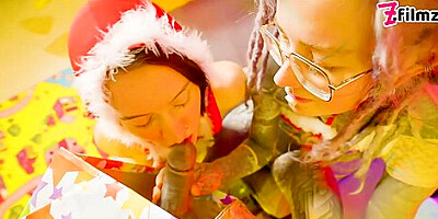 Anuskatzz And Stacy Blooms Christmas Threesome